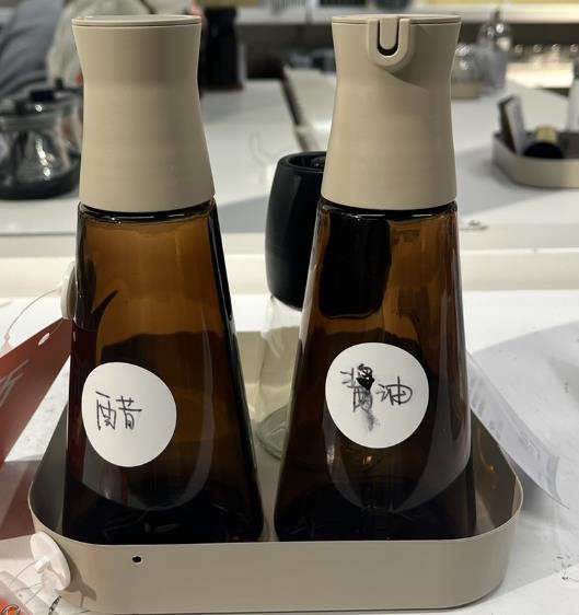 宜家哈弗通带倾倒口的瓶子玻璃