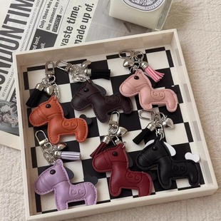 2026年新款马上有钱爱心小马皮质包挂件设计感手工百搭配饰钥匙扣