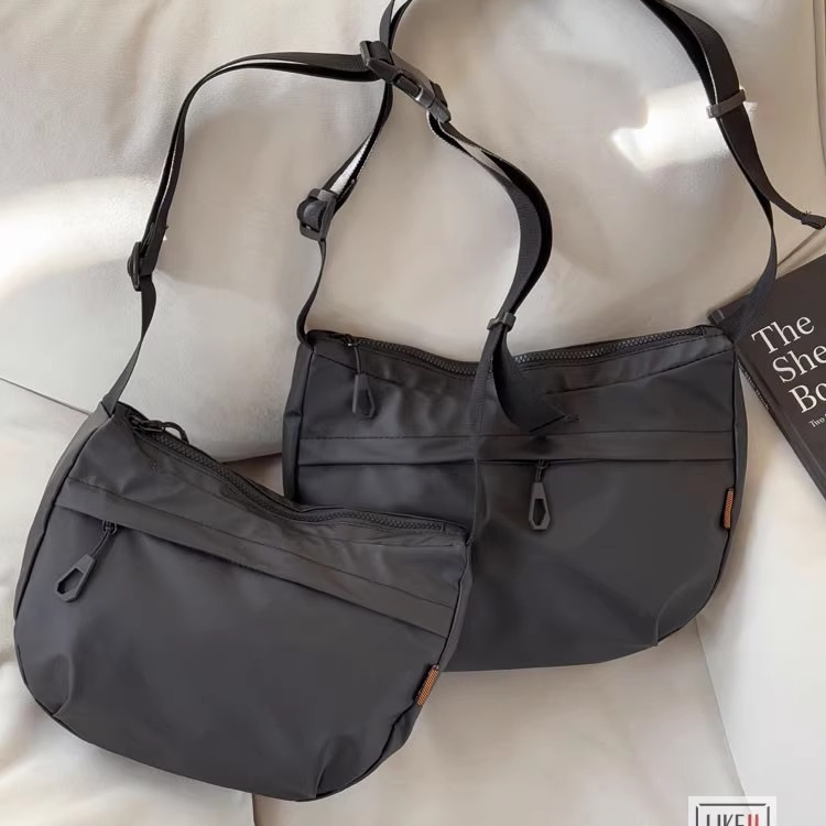 原创设计韩版简约PU运动休闲拉链饺子包学生百搭轻便通勤斜挎包袋