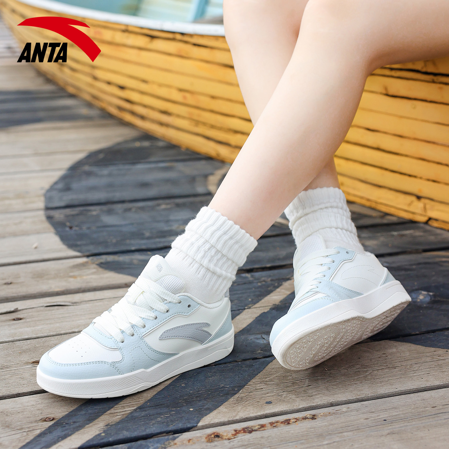 安踏2025新款高级感小白鞋