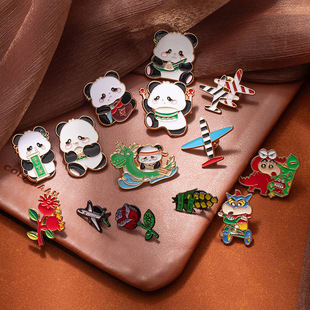 日韩小飞机学生滴油胸针可爱蜡笔小新胸章金属徽章大熊猫别针胸花