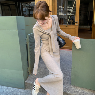 高级感披肩针织连衣裙2025春季新款女人气质修身显瘦打底收腰长裙