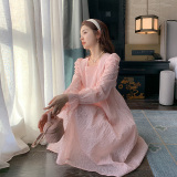 粉色长袖连衣裙女2025春秋新款泡泡纱温柔风方领收腰中长款A字裙，女装连衣裙，素依格格