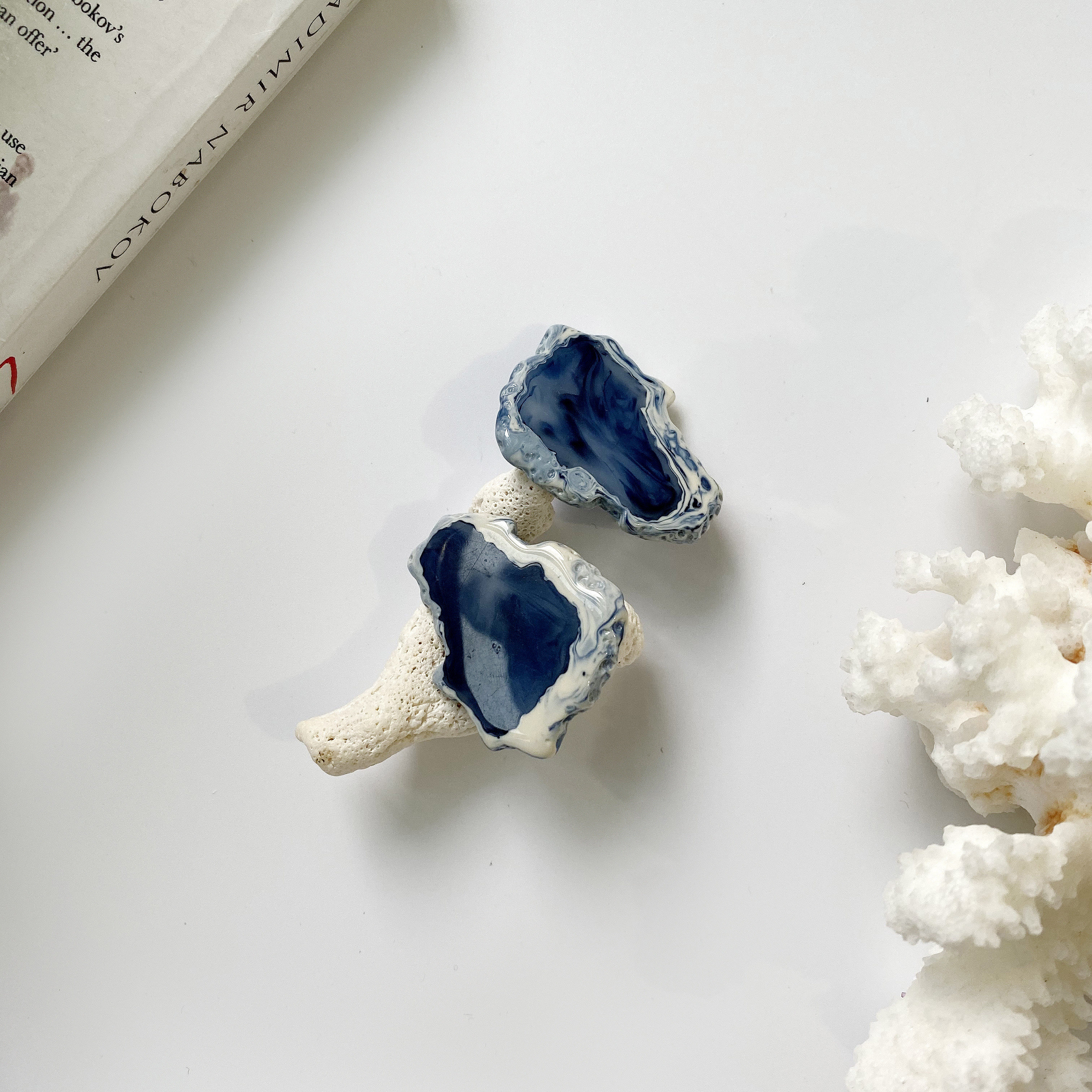 蓝色海洋岩石异形925银针耳夹