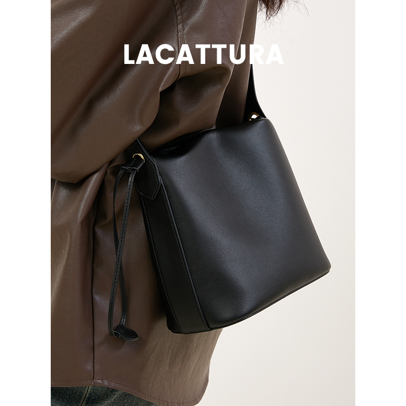 小众水桶包包女2025秋冬新款黑色休闲小包时尚百搭通勤单肩斜挎包