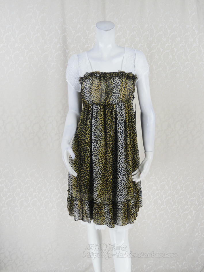 爽适豹纹印花梭织雪纺面料。上半身弹力针织内里，下半身梭织内里。前后身肩部、衣袖单层蕾丝面料。方领，前身领口贴布立体花朵装饰。高腰，腰部内夹橡筋缩皱。裙摆褶皱，裙摆拼缝拼接，内里摆边拼接蕾丝摆。时尚，甜美，飘逸，小性感连衣裙。