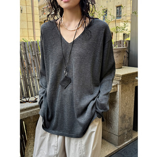 2025年早秋新款韩版简约休闲风V领廓形针织衫轻盈透气显瘦上衣女