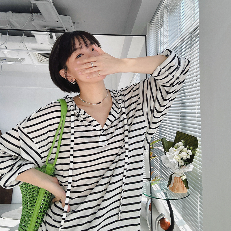 糖皮出品 亲密无间 蓝白条纹 夏季轻薄防晒天丝羊毛宽松连帽卫衣
