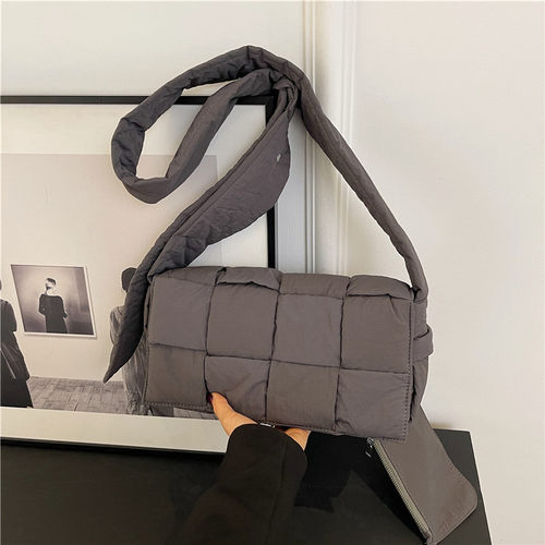 高级感小众腋下包海绵编织枕头包单肩斜挎女包羽绒包包百搭手提包