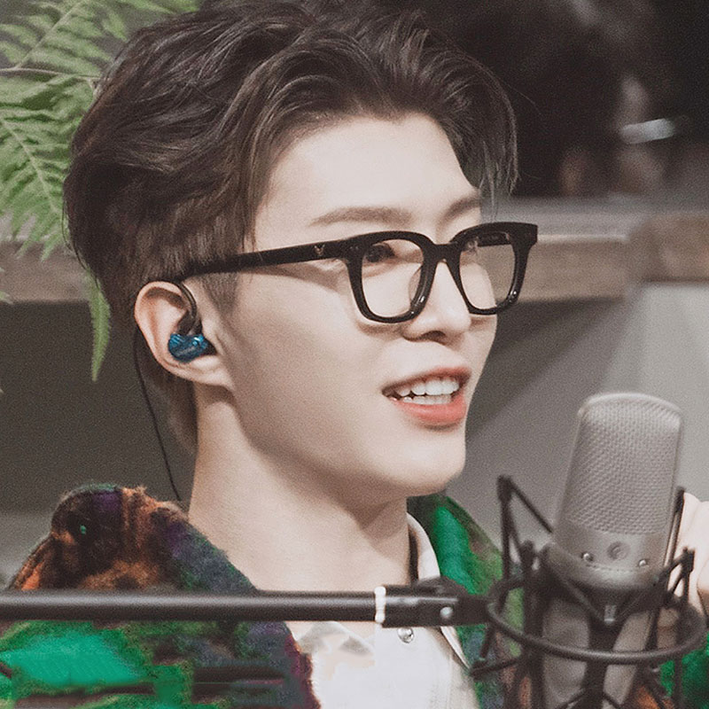 范丞丞同款黑框铆钉新款平光镜痞帅复古防辐射抗蓝光近视眼镜方形