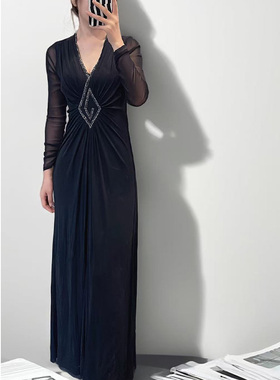 【女人丝界】黑色连衣裙长袖秋装高级感褶皱性感收腰V领长裙礼服