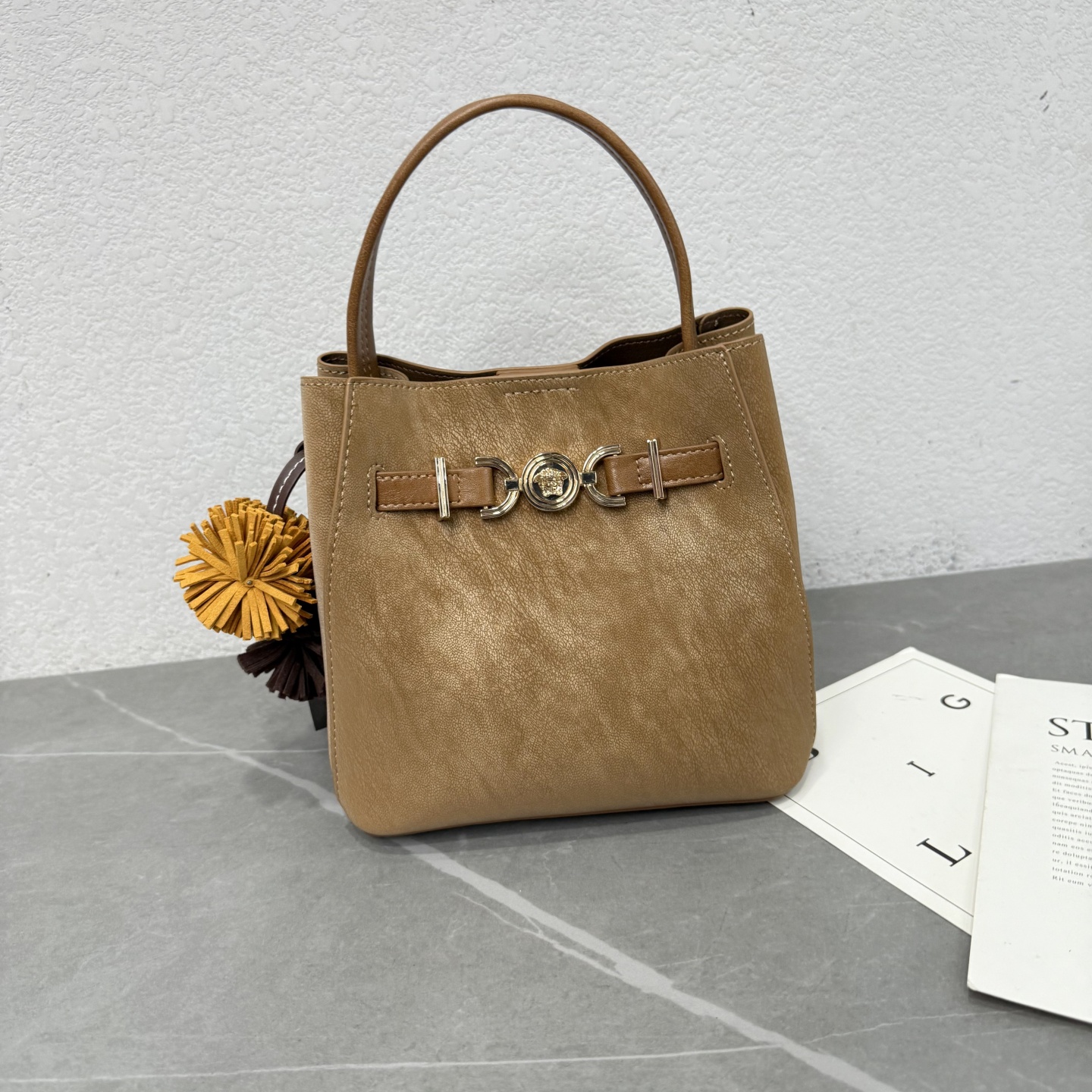 复古质感时尚擦色水桶包2025新款简约百搭通勤皮带扣手提斜挎包女