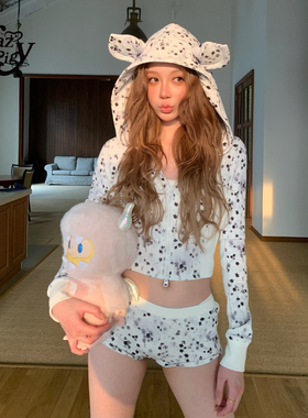 ALazyPig碎花猪猪耳朵短款拉链外套女秋新甜酷风修身连帽开衫卫衣