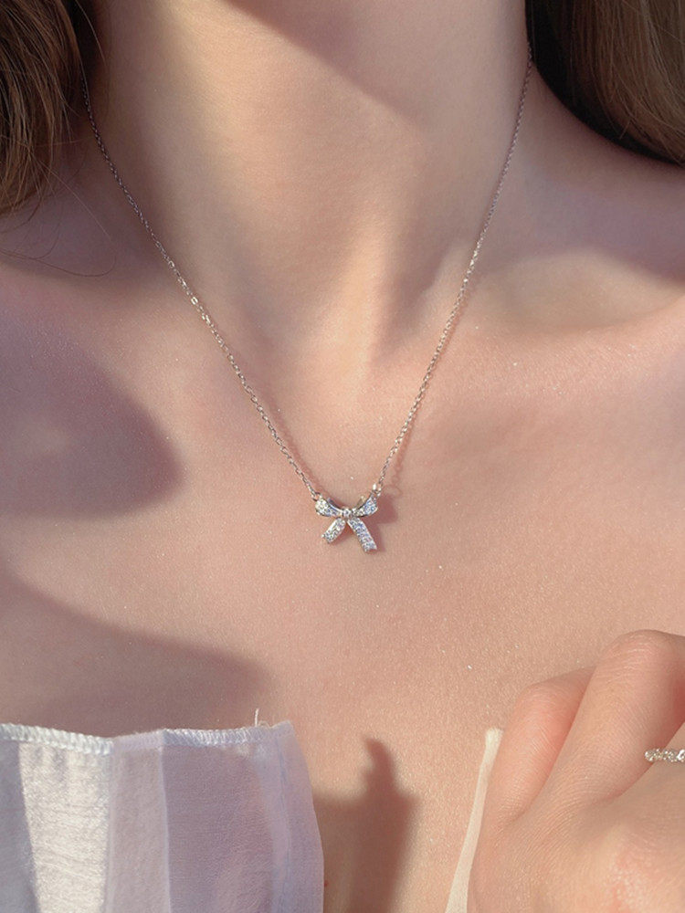 일본과 한국의 심플한  보우 목걸이 여성의 가벼운 럭셔리 틈새 디자인 하이 엔드 다목적 인터넷 연예인 기질 쇄골 체인