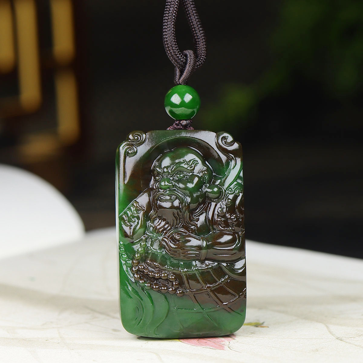 （古晨珠宝）俄罗斯和田玉菠菜绿聚红皮碧玉伏虎罗汉挂件吊坠42g