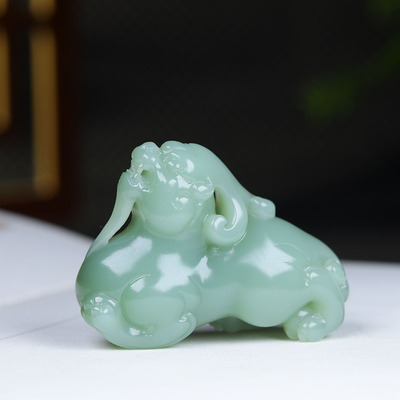 （古晨珠宝）俄罗斯和田玉粉青碧玉貔貅手把件手玩50g