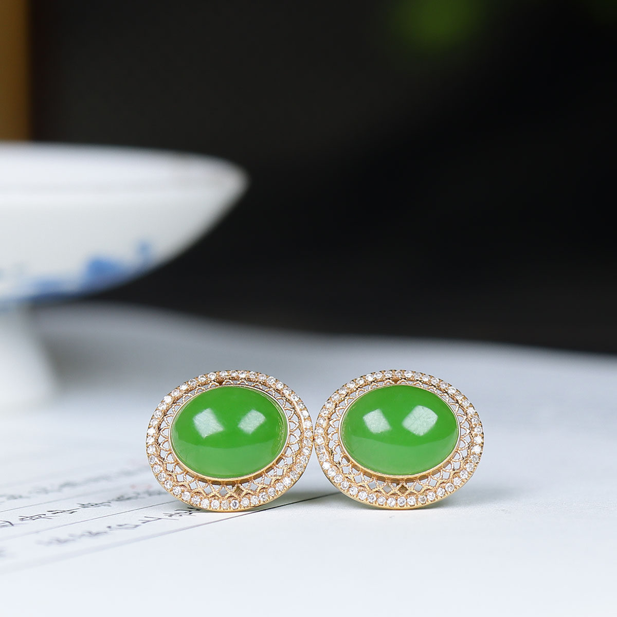 （古晨珠宝）俄罗斯和田玉阳绿碧玉18k蛋面耳钉2g
