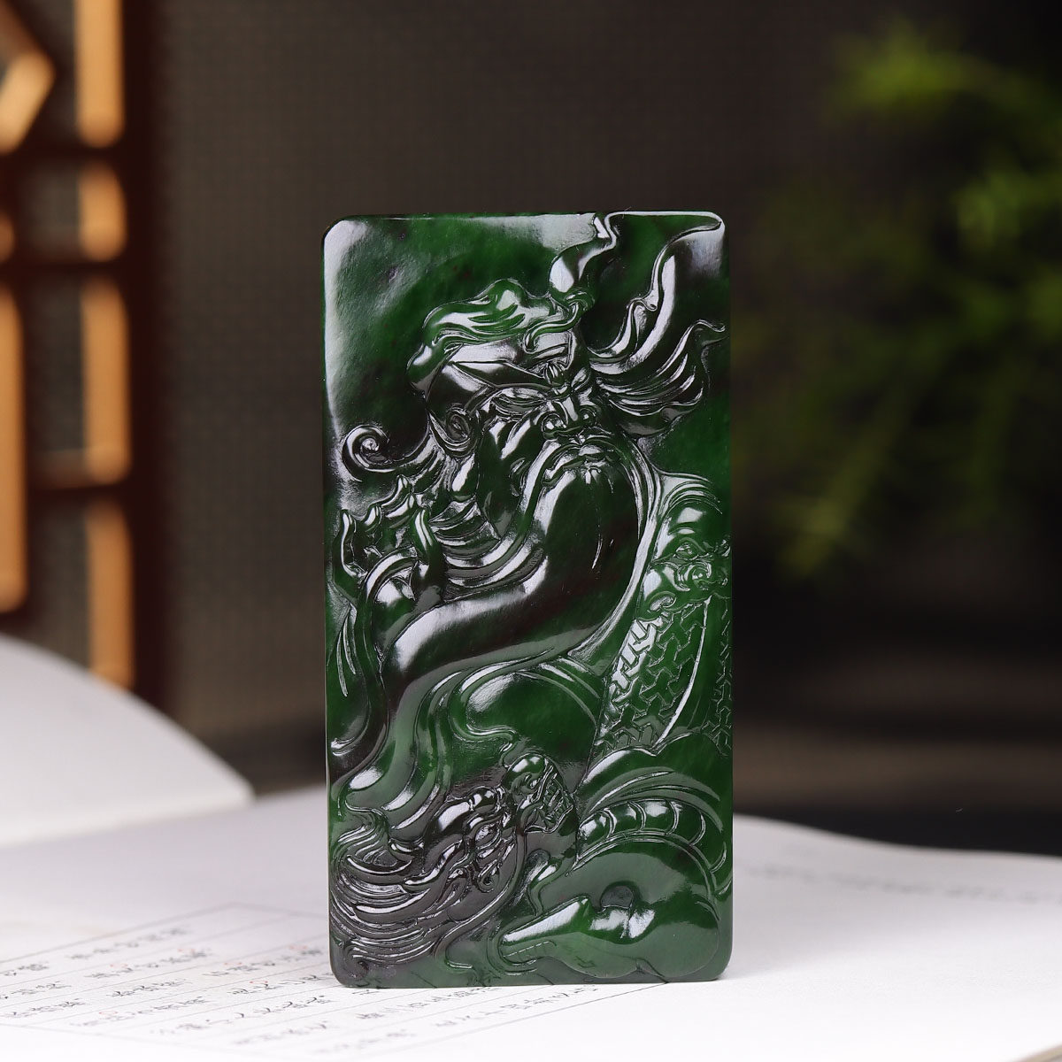(古晨珠宝) 俄罗斯和田玉老坑聚红皮菠菜绿碧玉关公挂件玉牌129g