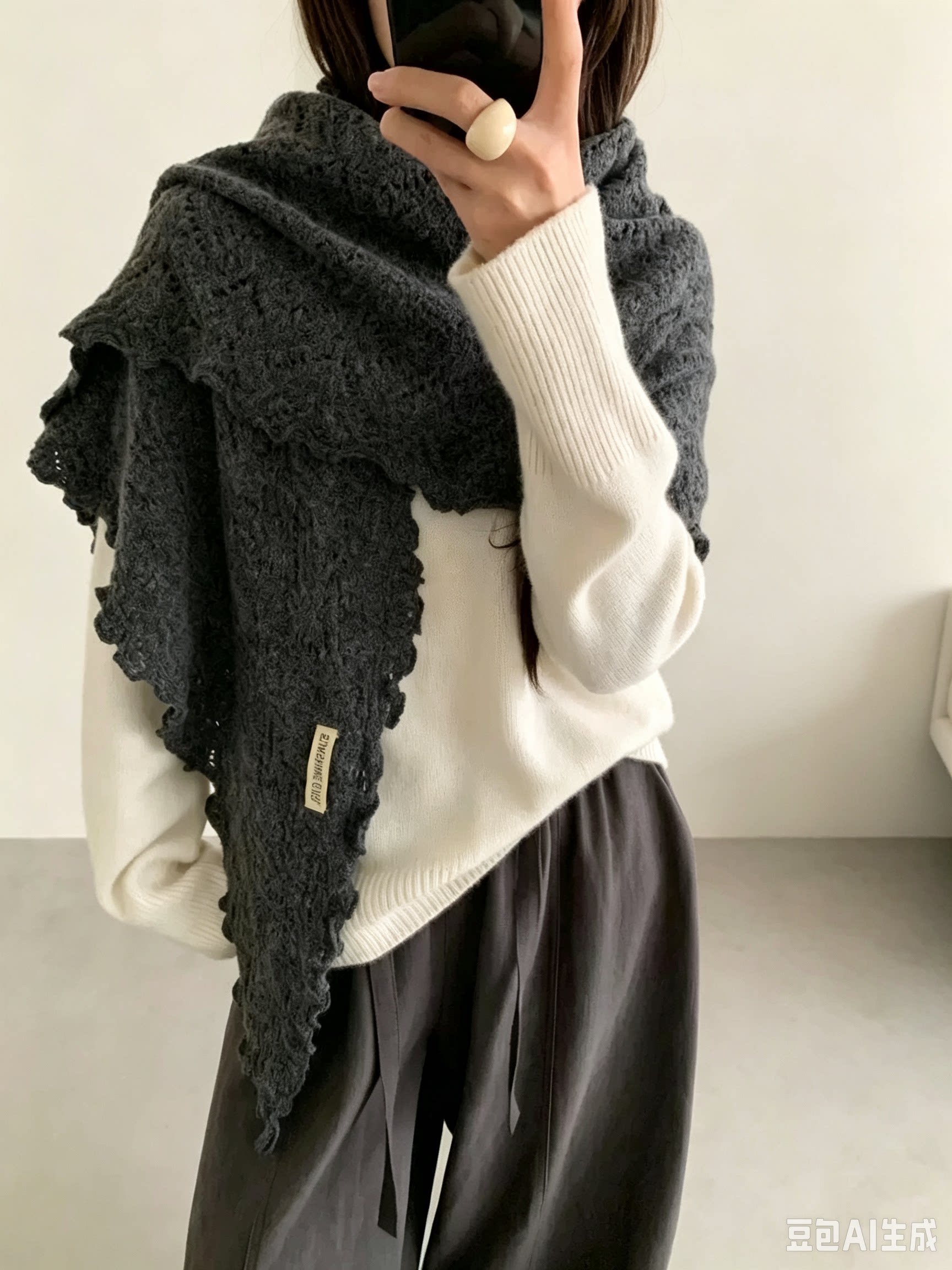 2026新披肩女柔软针织三角外搭秋冬保暖木耳边围巾三色氛围感斗篷