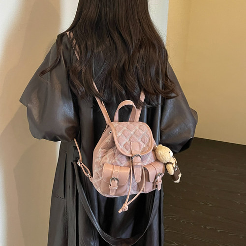 ZBBV少女风菱格双肩包女迷你小熊挂件多口袋通勤背包