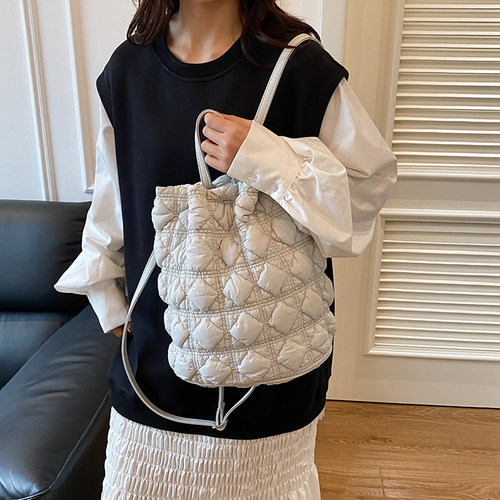 小香风蓬松棉服双肩包慵懒感抽绳流浪背包超轻流行时尚女生小包包