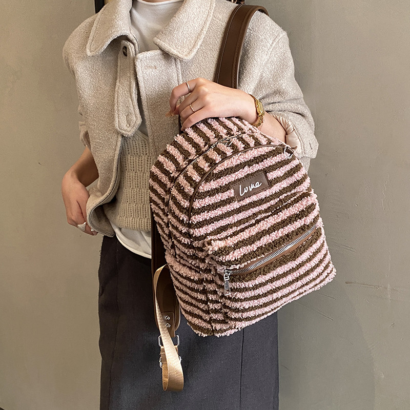 韩版学院风条纹毛绒双肩包女大容量通勤旅游背包小众复古毛毛书包