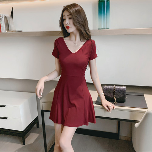 显胸裙子夏季2025新款赫本修身