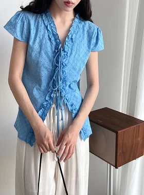 法国法式甜美木耳边V领短袖女夏季新款镂空刺绣绑带衬衣小衫