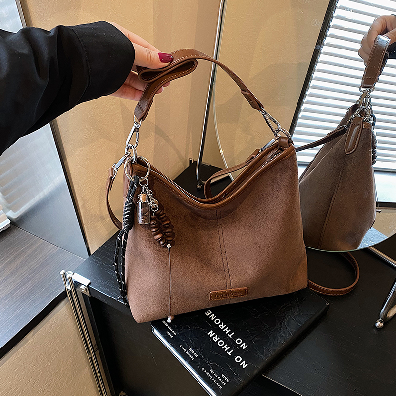 2025新款秋冬时尚百搭洋气大容量女休闲单肩斜挎包水桶包潮腋下包