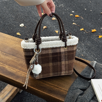 2025新款格子羊羔毛绒手提包女高级感毛呢水桶包单肩斜挎包小包包