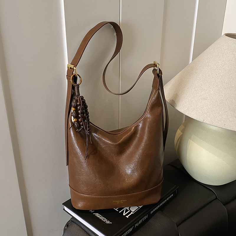 今年流行包包女新款潮秋冬复古风大容量水桶包女单肩斜挎包手提包