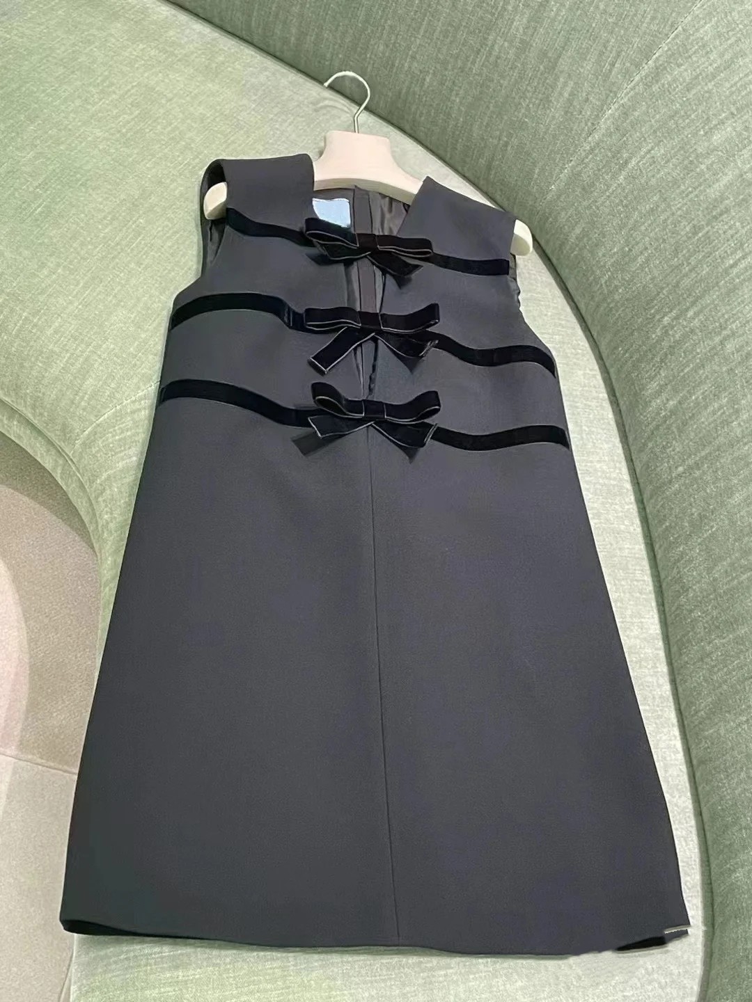 新款深V领蝴蝶结无袖连衣裙设计感名媛风礼服A字小黑裙女