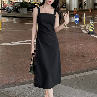 吊带连衣裙女黑色高腰A字裙气质2026夏新款褶皱裙子中长款小黑裙