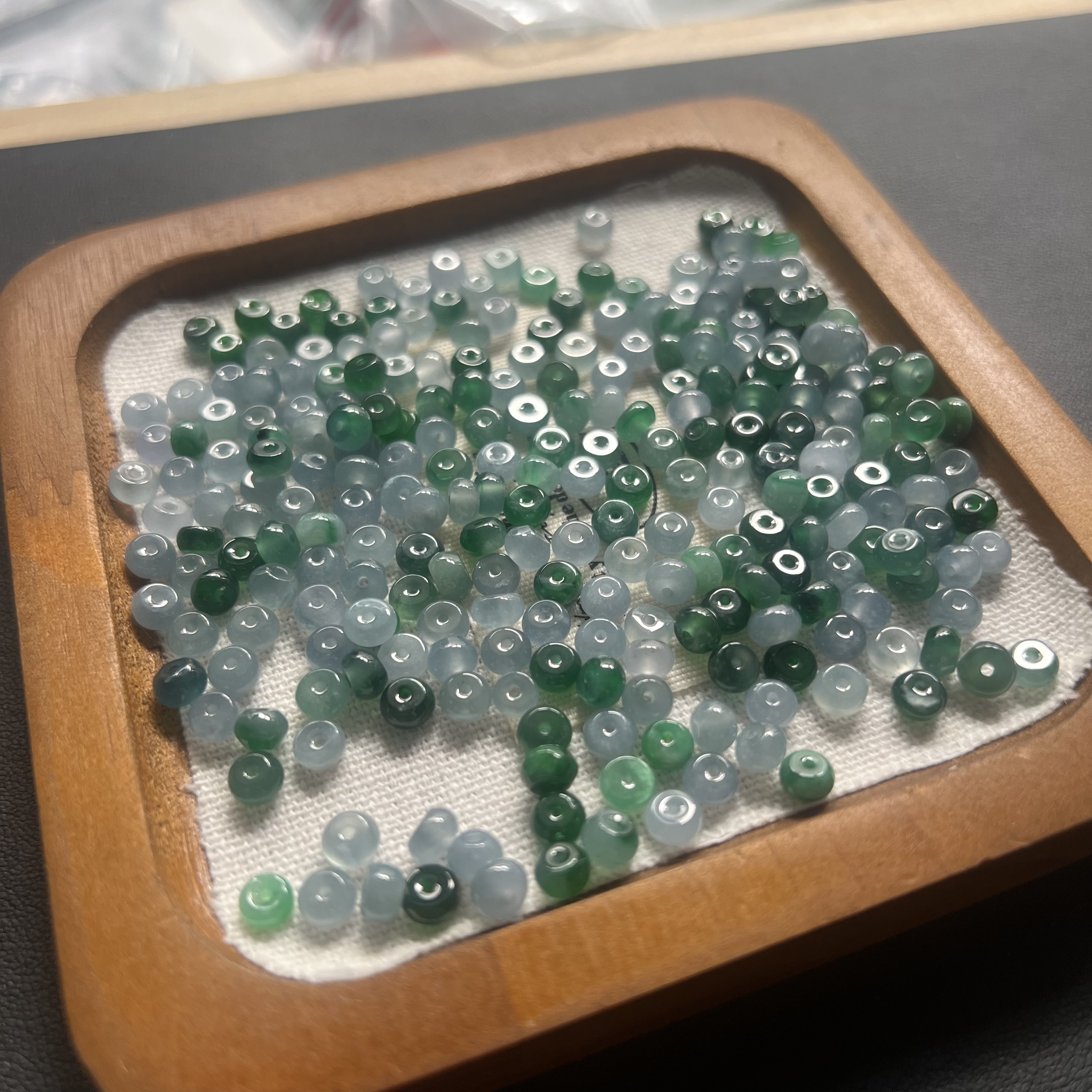 翡翠冰种阳绿蓝水算盘珠天然a货辣绿算盘散珠批发冰种DIY手链算盘图片