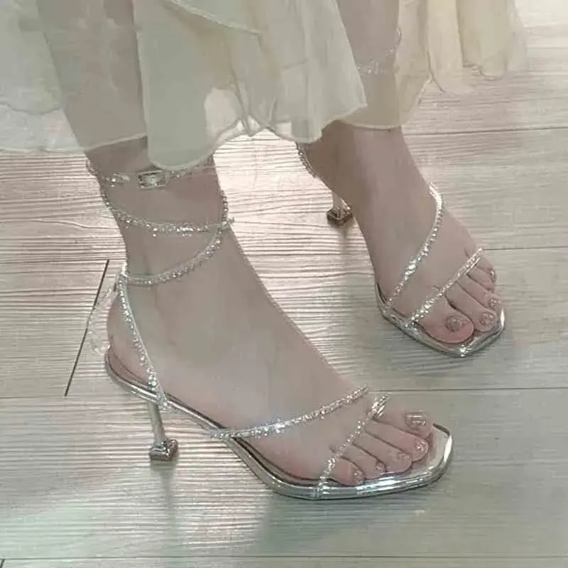 巨闪~2025夏银色水钻凉鞋仙女露趾蛇形缠绕绑带一字扣细跟高跟鞋