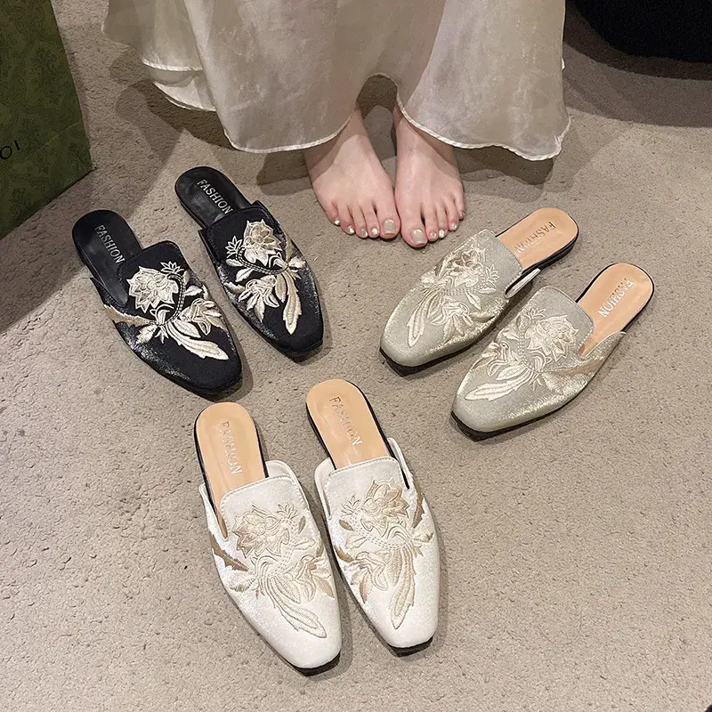 新中式包头刺绣花朵凉拖鞋女外穿2025年春夏新款平底复古半拖女鞋