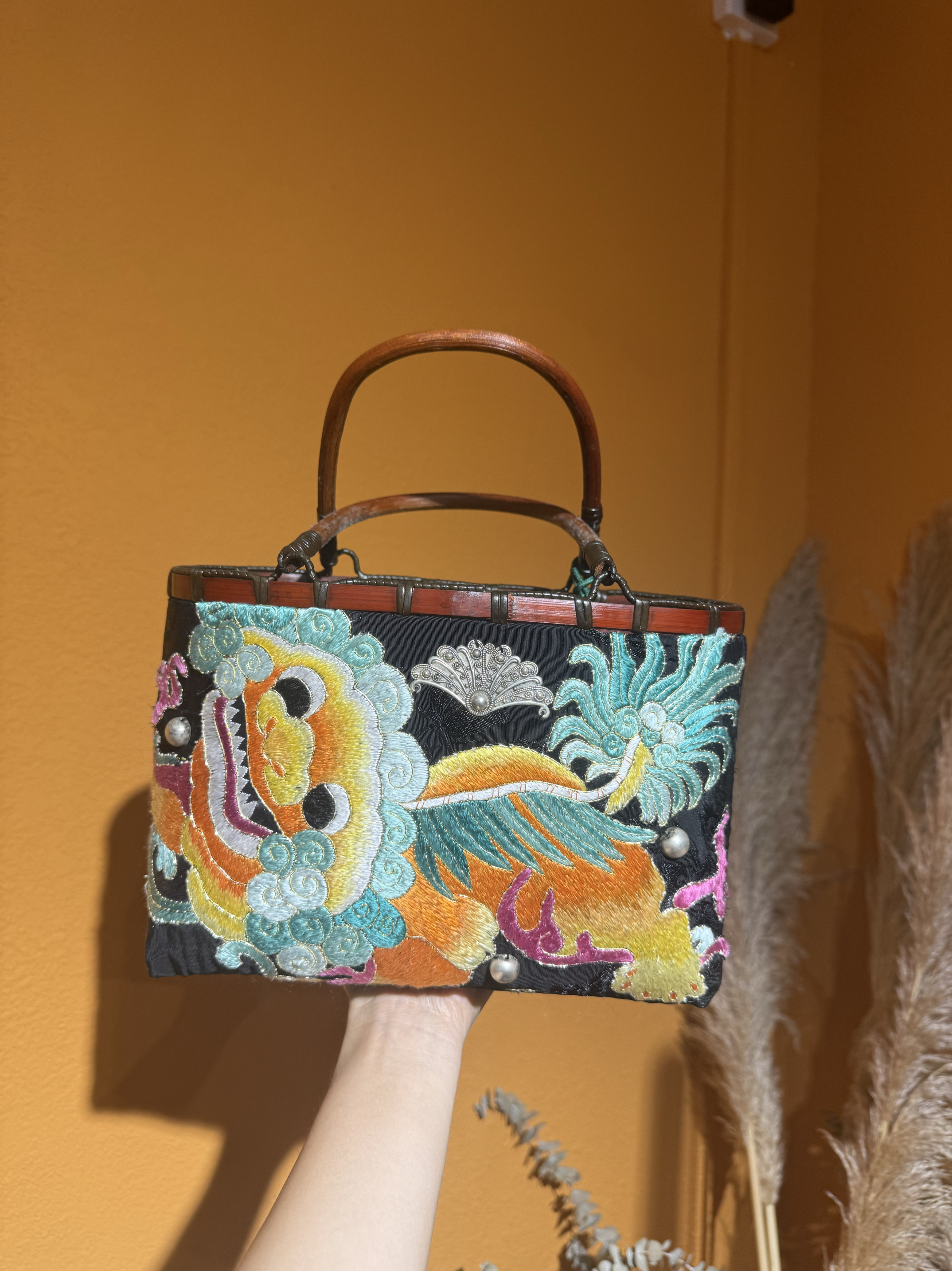 民族风手工老绣狮子竹编包