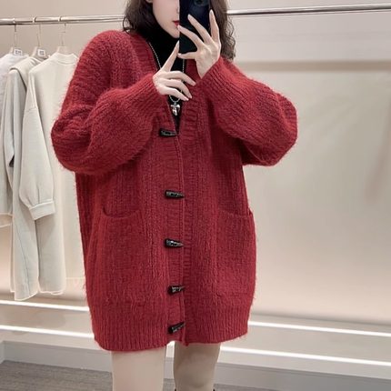 新年红重工牛角扣加厚慵懒风宽松保暖外套女秋冬新款休闲针织毛衣