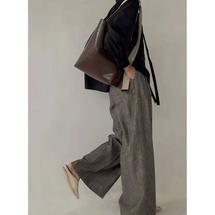 2025新款包包女式大容量油蜡皮水桶包简约复古休闲百搭斜跨托特包