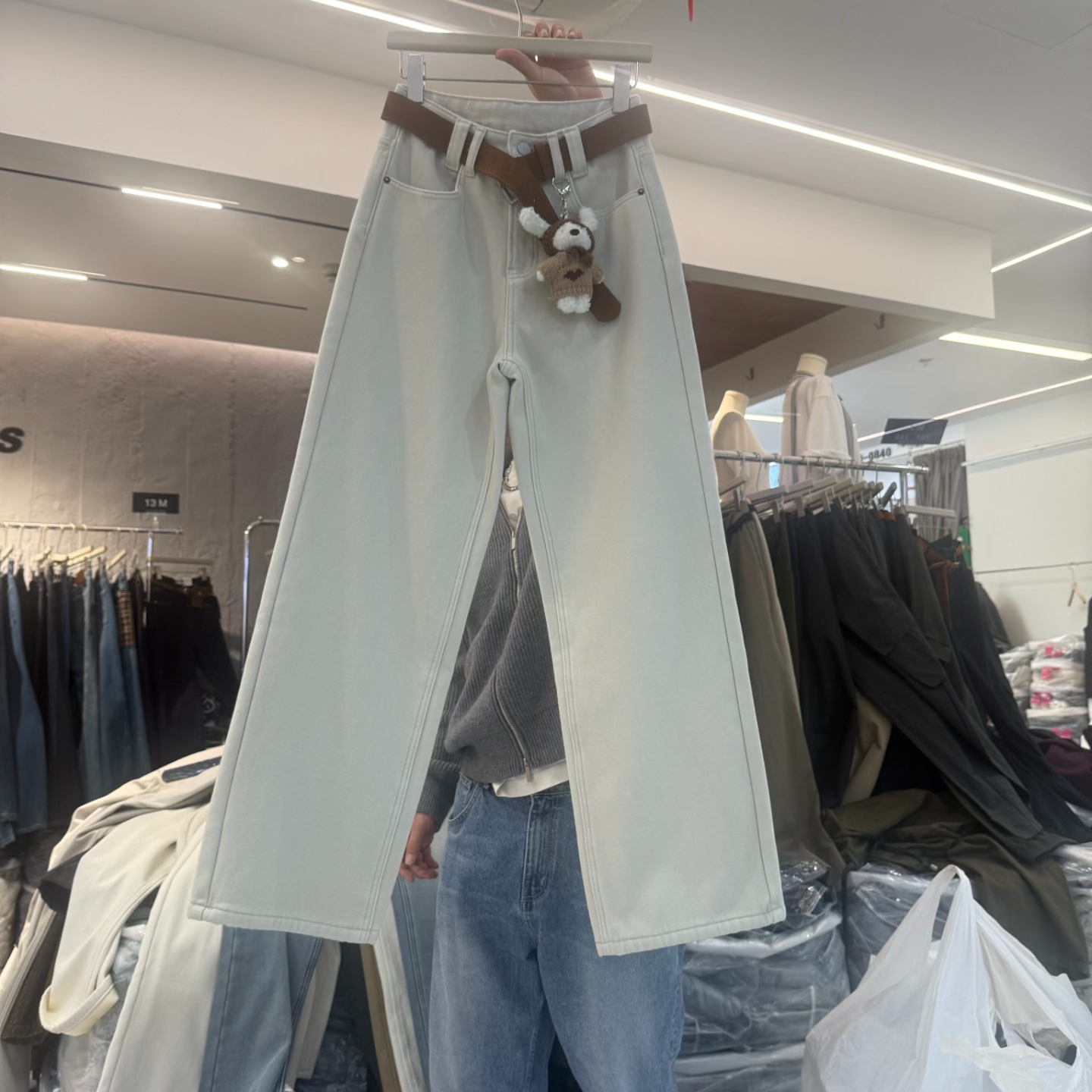 韩版小熊挂件窄版直筒牛仔裤