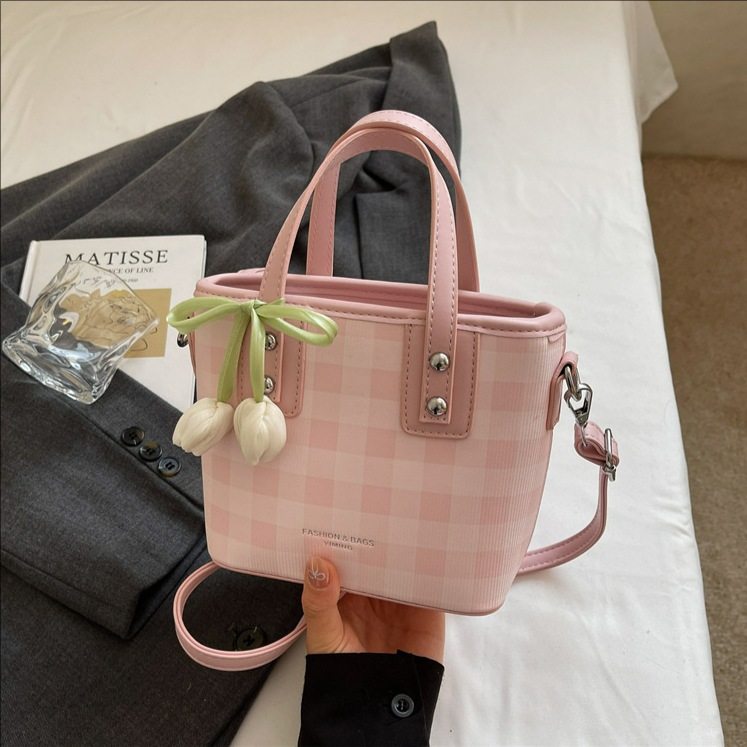 流行小众格子手提包高颜值甜美少女单肩水桶包2026新款斜挎包包女,箱包皮具/热销女包/男包,水桶包,淘宝优惠券,粉丝福利购,淘宝优惠卷