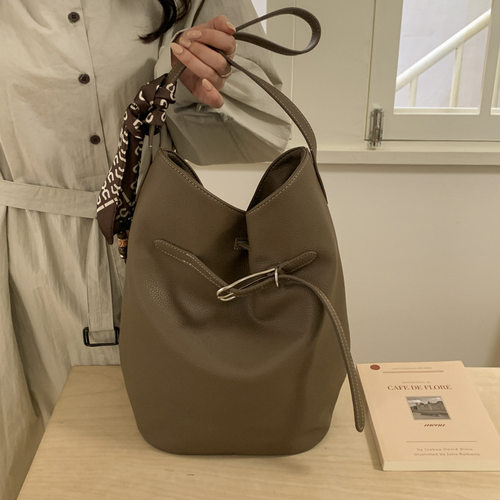 包包韩国轻奢百搭单肩腋下包女式2025新款大容量高级感手拎水桶包