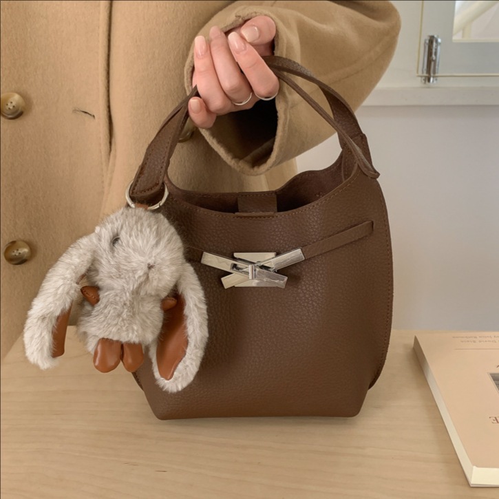 手拎水桶包包女2025新款秋冬复古单肩凯莉包高级感上班通勤斜挎包