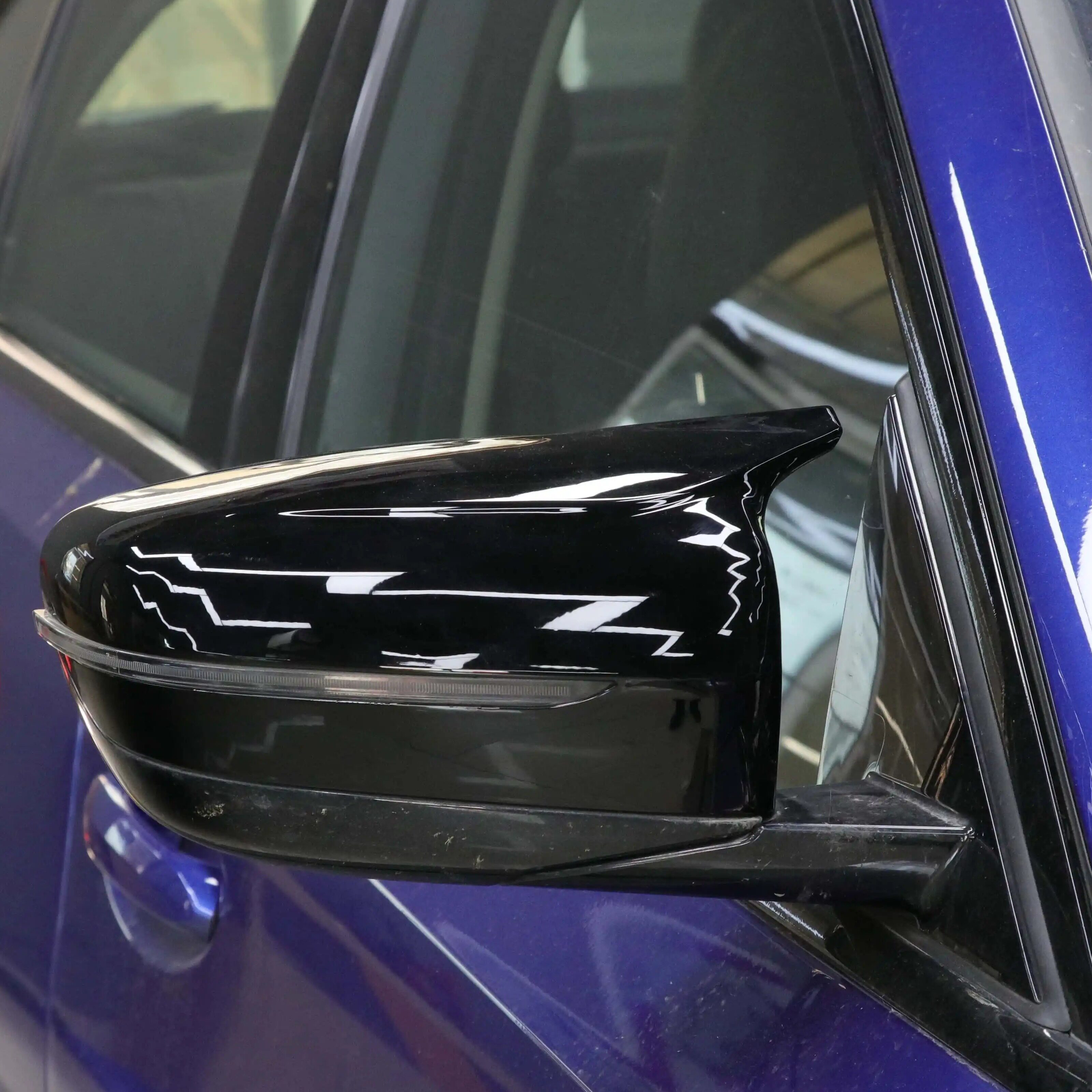 宝马3系G20亮黑牛角后视镜壳