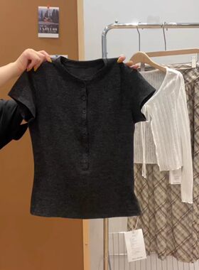 半开领正肩薄款短袖T恤女2026年夏季新款纽扣设计感修身显瘦上衣