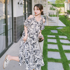 水墨画碎花露肩连衣裙女夏赫本风气质冷淡系清冷感海边度假风长裙图片