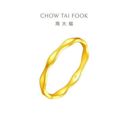周大福ING系列经典波浪足金黄金戒指女计价F232702