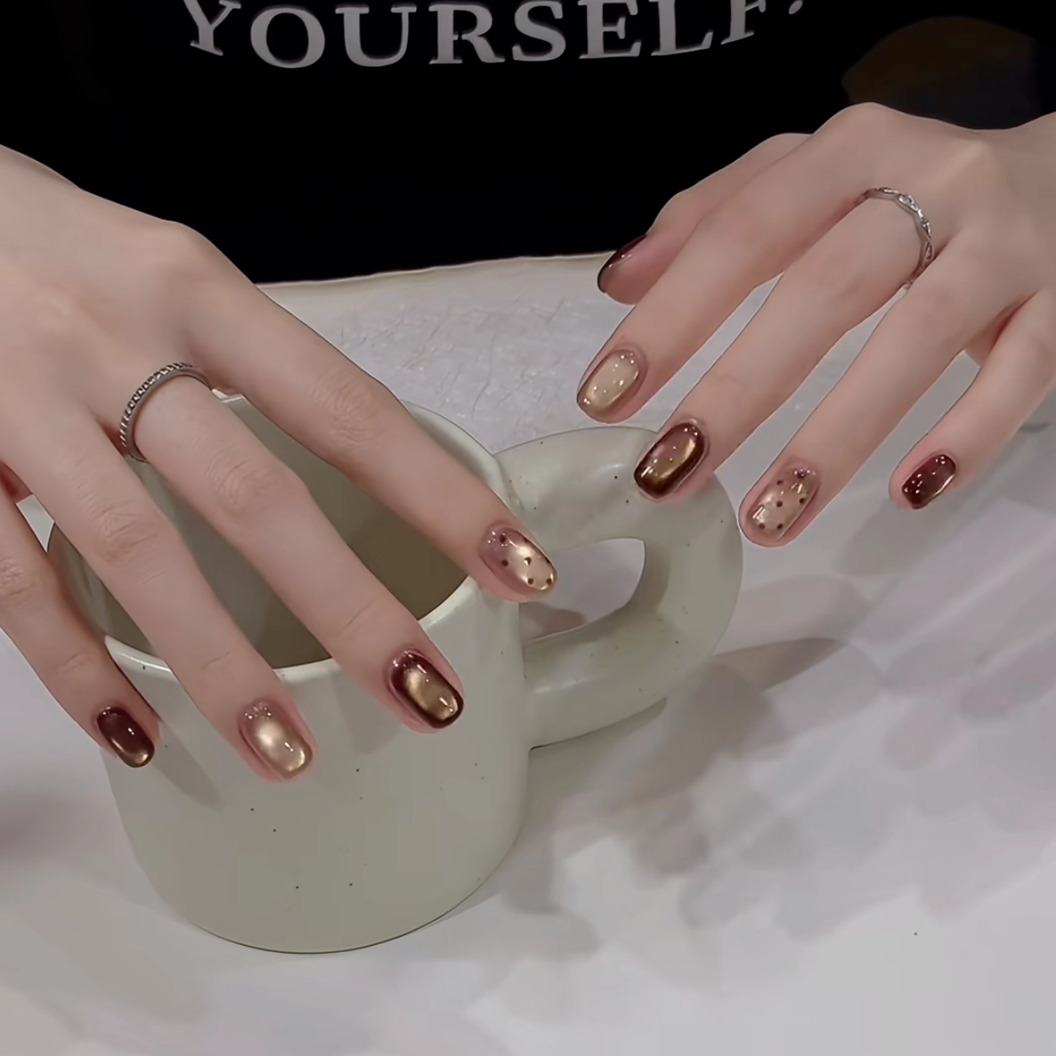 秋冬新款美拉德系法式玻璃珠猫眼美甲穿戴甲片短款百搭显白美甲