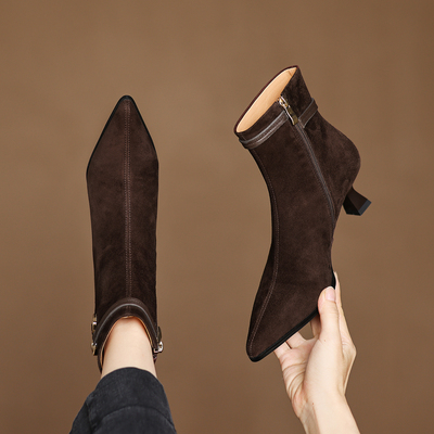 柔软磨砂羊皮细跟尖头小短靴