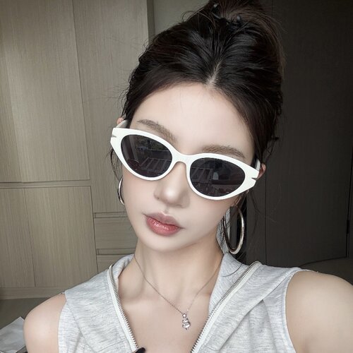 珍珠白猫眼铆钉墨镜女方圆脸显瘦